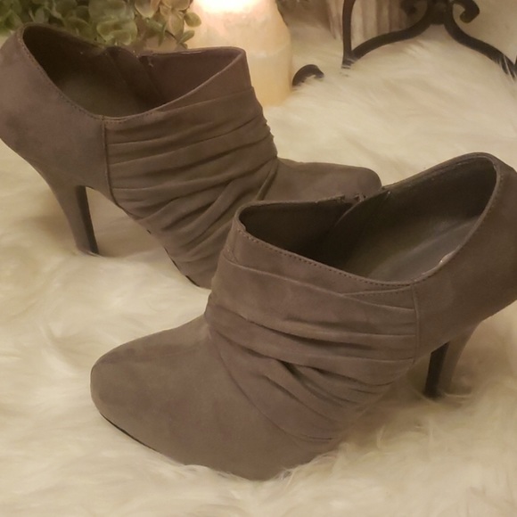 GUESS BOOTIES - Picture 1 of 9